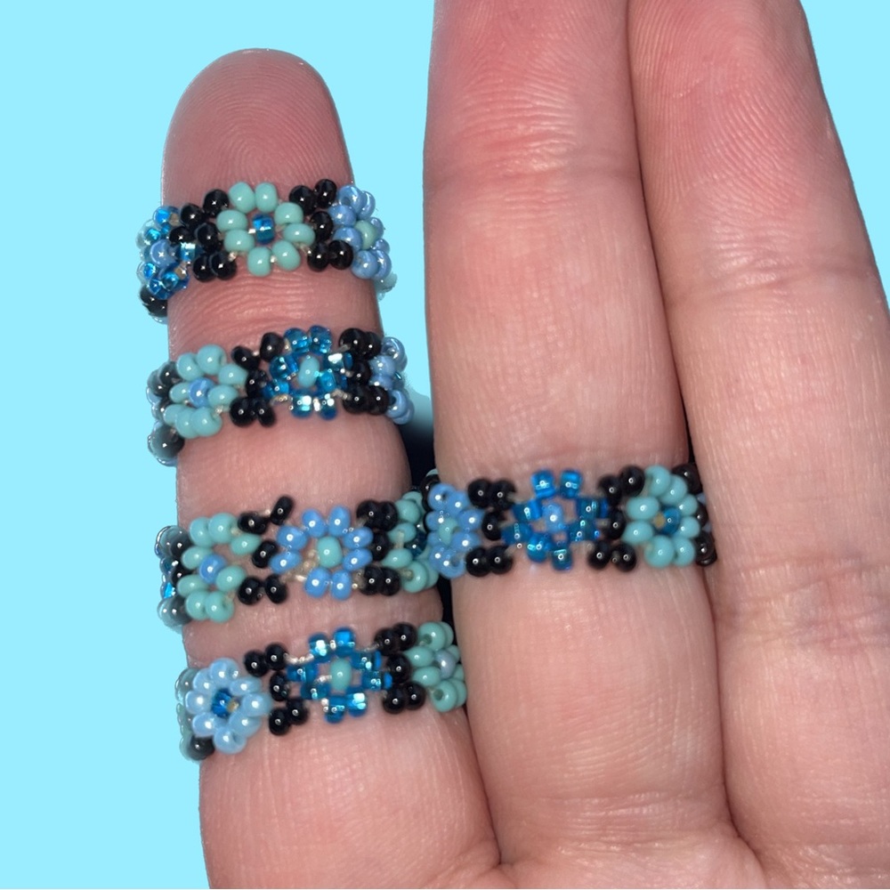 1pc / 5pcs Beaded Flower Stretchy Elastic Ring - Blues, Blacks, Turquoise tone - Picture 4 of 10